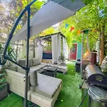 Live In Garden Hut Cinema Room With Hot Tub