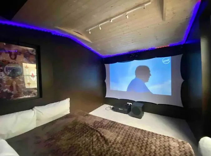 Live In Garden Hut Cinema Room With Hot Tub