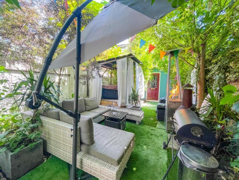 Live In Garden Hut Cinema With Hot Tub