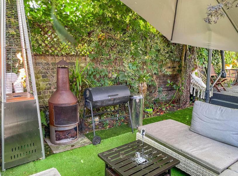 Live In Garden Hut Cinema With Hot Tub