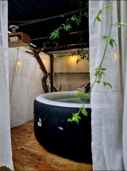 Live In Garden Hut Cinema With Hot Tub Alloggio in famiglia Londra