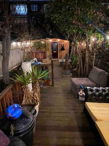 Live In Garden Hut Cinema With Hot Tub *