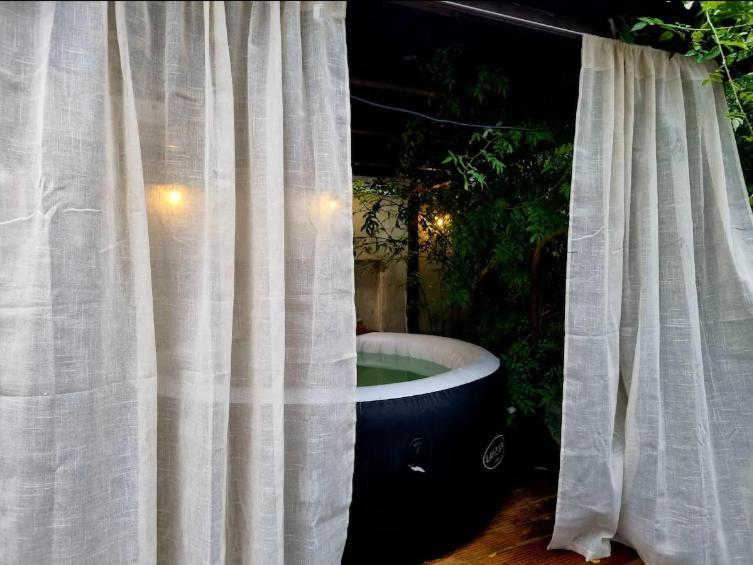 Live In Garden Hut Cinema With Hot Tub * Londra