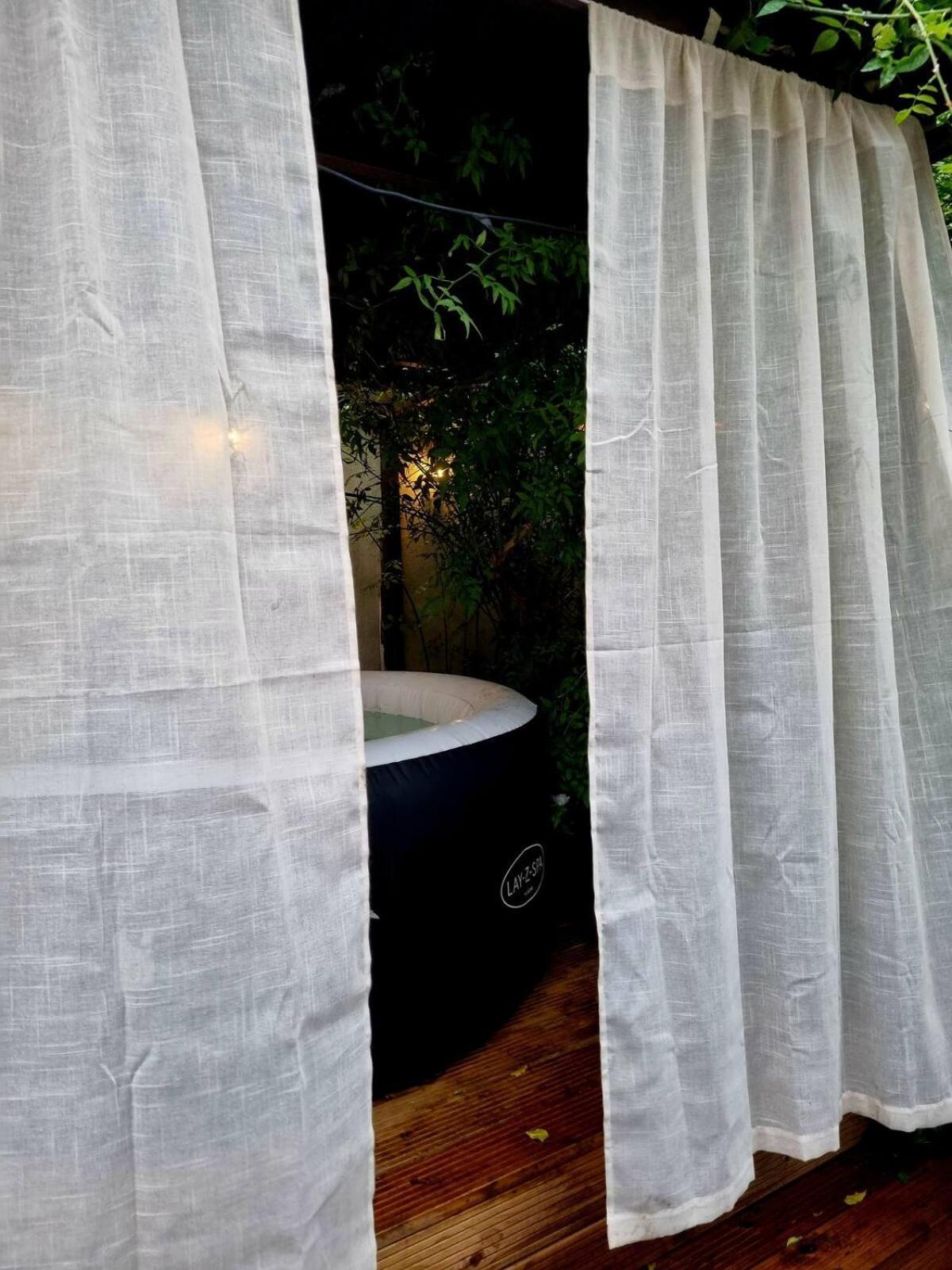 Live In Garden Hut Cinema With Hot Tub