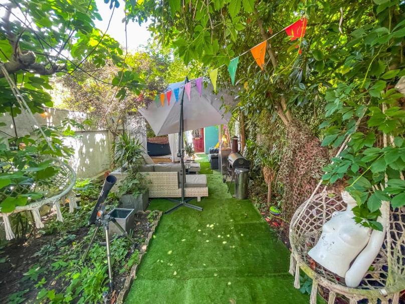 Live In Garden Hut Cinema With Hot Tub Privatunterkunft London